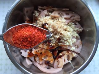 13、凉拌藕片,如果你喜欢吃辣的，那么就可着劲的放辣椒粉吧！哈哈！爽！