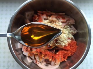 14、凉拌藕片,再放1勺香油。