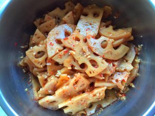 15、凉拌藕片,找个大一点的盆儿，拌！拌！拌！