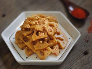 16、凉拌藕片,装盘，吃吧！