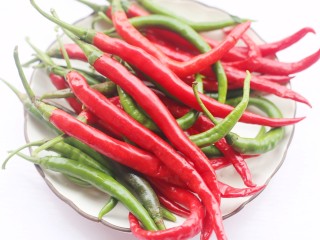 1、万能秘制辣椒油,辣椒洗净晾干水分。