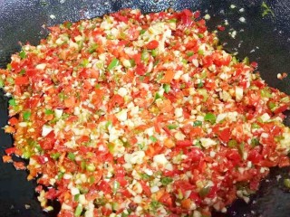 7、万能秘制辣椒油,小火炒一分钟。