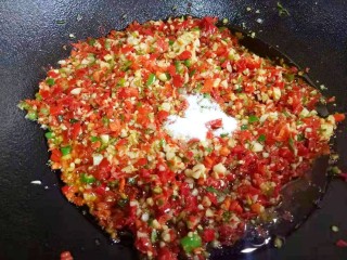 8、万能秘制辣椒油,加一大勺盐。