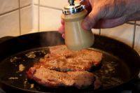 9、特色煎牛排,在煎的同时用黑胡椒和盐调味