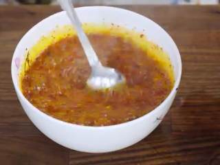 3、懒人凉皮,把烧热的油浇在辣椒上，迅速搅拌，放入一勺醋