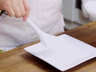 6、懒人凉皮,在碟子上放油，找一个盘子刷上油，倒入粉浆