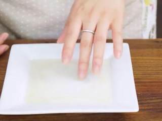 7、懒人凉皮,晃动一下铺平，放进微波炉高火转1分20秒