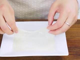 8、懒人凉皮,在表面再刷一层油，用刮刀把边翘起来，轻轻撕下