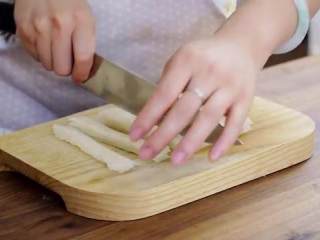 9、懒人凉皮,凉皮都叠在一起，用刀切成条