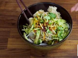 12、懒人凉皮,往凉皮上放豆芽、黄瓜丝、面筋、香醋、生抽、蒜茸水、香油、油泼辣子、香菜碎拌匀即可