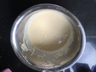 2、紫芋绵绵包,再筛入低筋面粉搅打成细腻的糊状