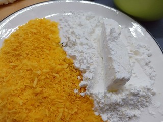 9、网红甜品【脆皮炸鲜奶】,鲜奶条依次裹上玉米淀粉、鸡蛋液、面包糠。