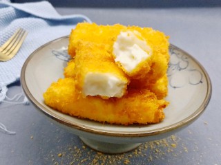 12、网红甜品【脆皮炸鲜奶】,颜色金黄、外壳酥脆、轻轻咬上一口你会发现里面是又嫩又香！