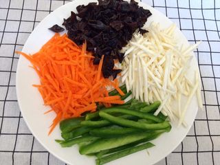 1、鱼香肉丝,胡萝卜，青椒，茭白笋，黑木耳分别切丝备用。