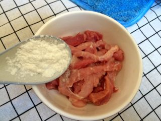 4、鱼香肉丝,加半勺生粉。