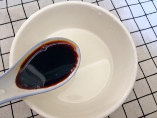 6、鱼香肉丝,调汁：1勺生粉加4勺水，加2勺生抽。