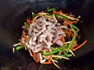 17、鱼香肉丝,加入炒好的肉丝。