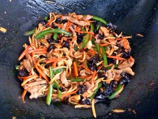 19、鱼香肉丝,翻炒，小火收汁即可。