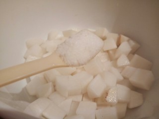 3、香辣萝卜丁,放2勺盐，（口味轻的放一勺）