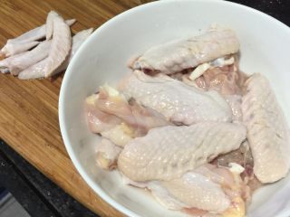 1、芝香可乐鸡翅,鸡翅洗净切块，去掉翅根，在肉背上用刀子划开，容易入味