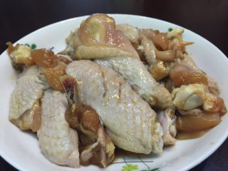 7、芝香可乐鸡翅,把鸡翅捞起来沥干