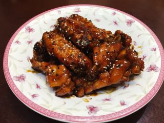 13、芝香可乐鸡翅,鸡翅装盘撒上芝麻即可