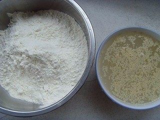 1、美味包子~,酵母溶于温水中,静置5分钟备用