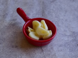 4、孜然土豆片,蒜切片