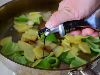 9、孜然土豆片,加生抽