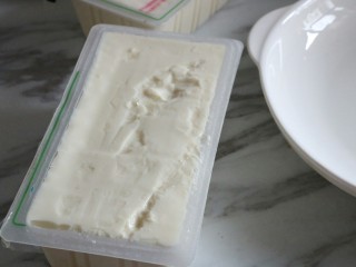 2、肉末蒸豆腐,将内脂豆腐打开