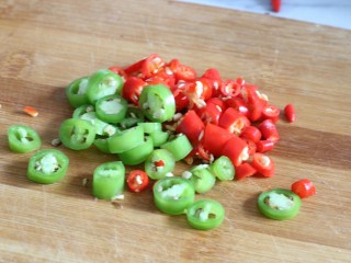 3、肉末蒸豆腐,杭椒小米辣切小片