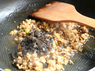 8、肉末蒸豆腐,再放入木耳末翻炒～