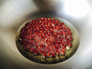 7、宫保鸡丁,凉油放入花生米,当油热了后关火,花生米在油里浸泡2分钟,然后捞出即可。