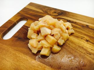 10、宫保鸡丁,然后切成筛子大小的丁