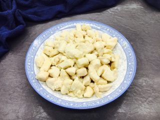 14、宫保鸡丁,炒至鸡肉丁变白色,盛出备用。