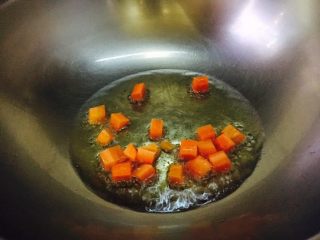 15、宫保鸡丁,用滑炒鸡丁剩下的油,把胡萝卜过一下油。