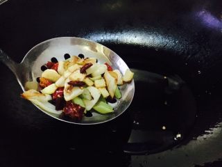 17、宫保鸡丁,爆香佐料后捞出佐料