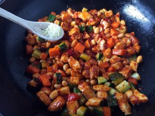 25、宫保鸡丁,放入少许鸡精