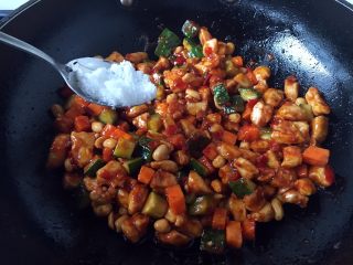 27、宫保鸡丁,放入1勺白糖,翻炒均匀。