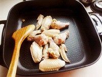 1、可乐鸡翅,鸡翅洗干净，直接丢入锅里干炒，炒干水分