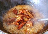 4、可乐鸡翅,大火煮开。煮开捞一捞浮沫。（换锅 = =。平底锅太浅。）