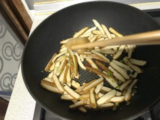 11、家常小炒韭菜香干,1/3块鸡精块。