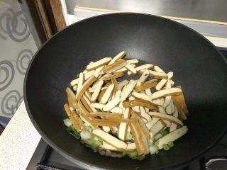 9、家常小炒韭菜香干,翻炒香干。