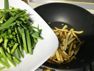 13、家常小炒韭菜香干,加入韭菜。