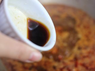 12、麻婆豆腐,倒入生抽提味