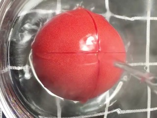 1、酸辣汤,西红柿上面划十字刀，用开水烫掉外皮