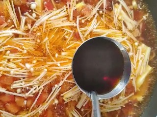 10、酸辣汤,盐，胡椒粉，生抽，陈醋调味，老抽调色煮两分钟