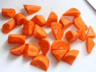 3、咖喱蔬菜,胡萝卜去皮切块
