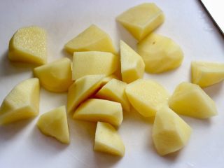 4、咖喱蔬菜,土豆去皮切块