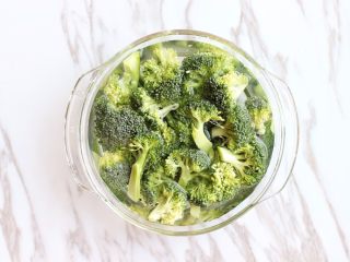 5、咖喱蔬菜,西兰花撕小朵，盐水中浸泡去农药残留